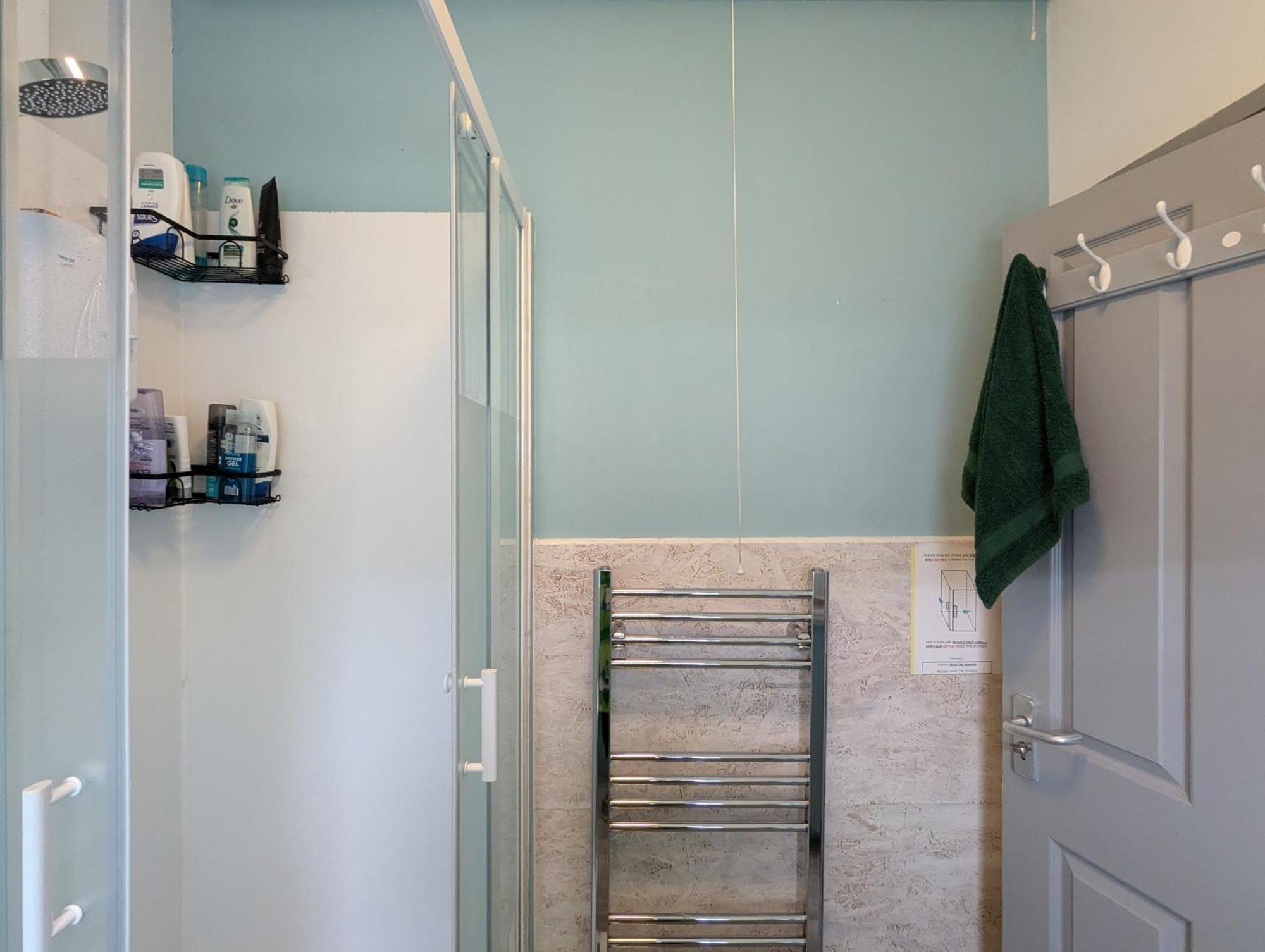 R3 - Cozy Small Double - City & Beach Access, Wifi, Free Parking - Self Catering Свонсі Екстер'єр фото
